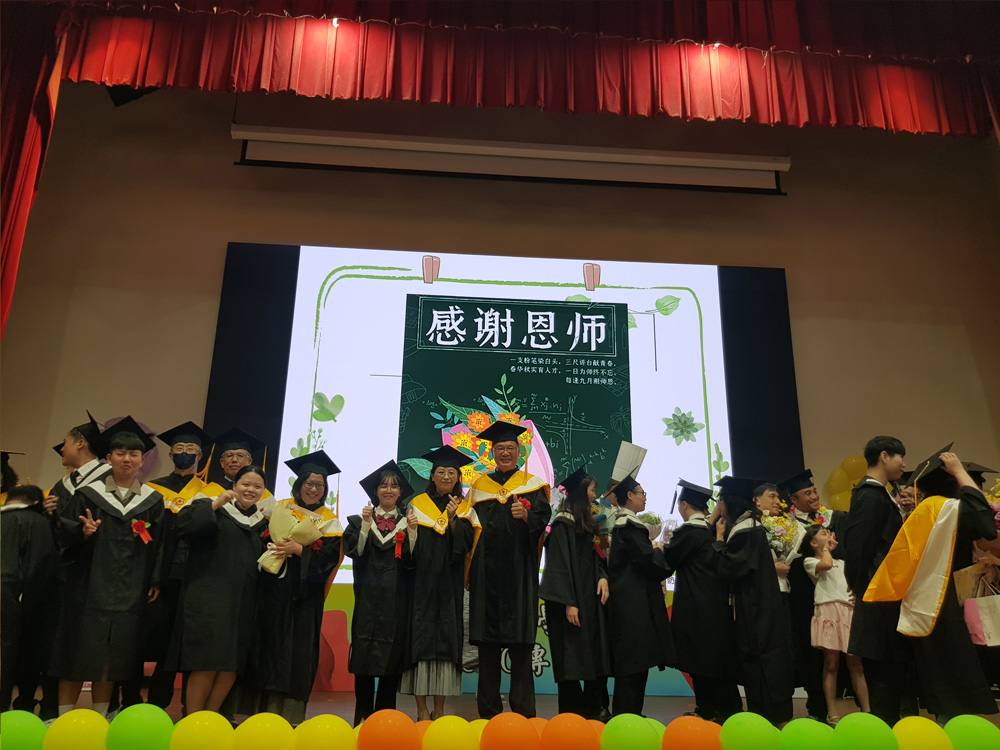 導師與學生感恩謝師互動場景